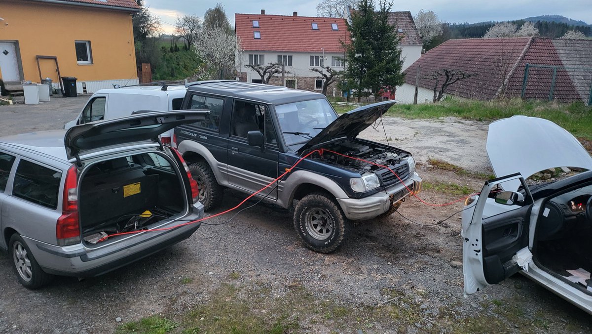 S těma autama to tu je občas trochu... složité.