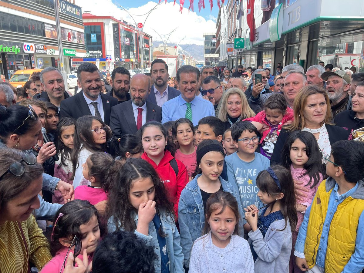 Erzincan’da hak arayanların, hakkını arayanların, daha iyiyi isteyenlerin, böyle gelmiş ama böyle gitmesin diyenlerin  sesi olacağım.Erzincan kazanacak.
#CHP #Erzincan #SanaSöz