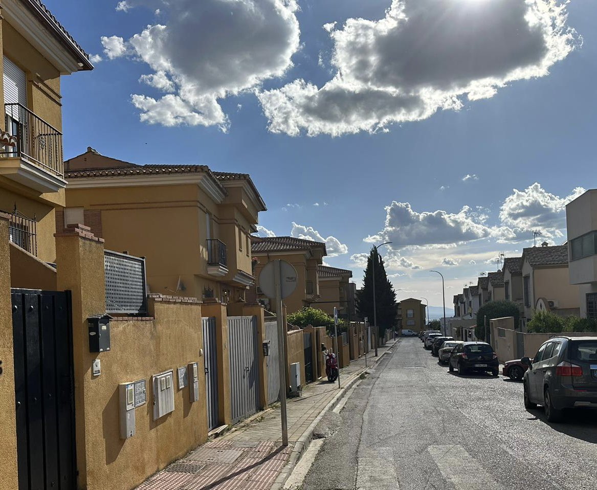 Asuarezm's tweet photo. Hoy @PoliciaJUN presta servicio durante la tarde/noche.
Ante cualquier incidencia puedes contactar llamando al teléfono ☎️ 609052594.
Recuerda que los agentes velan por la seguridad de todos los ciudadanos.
¡Feliz tarde de sábado a todxs! 

@AyuntamientoJun https://t.co/I6m62ZQfz4