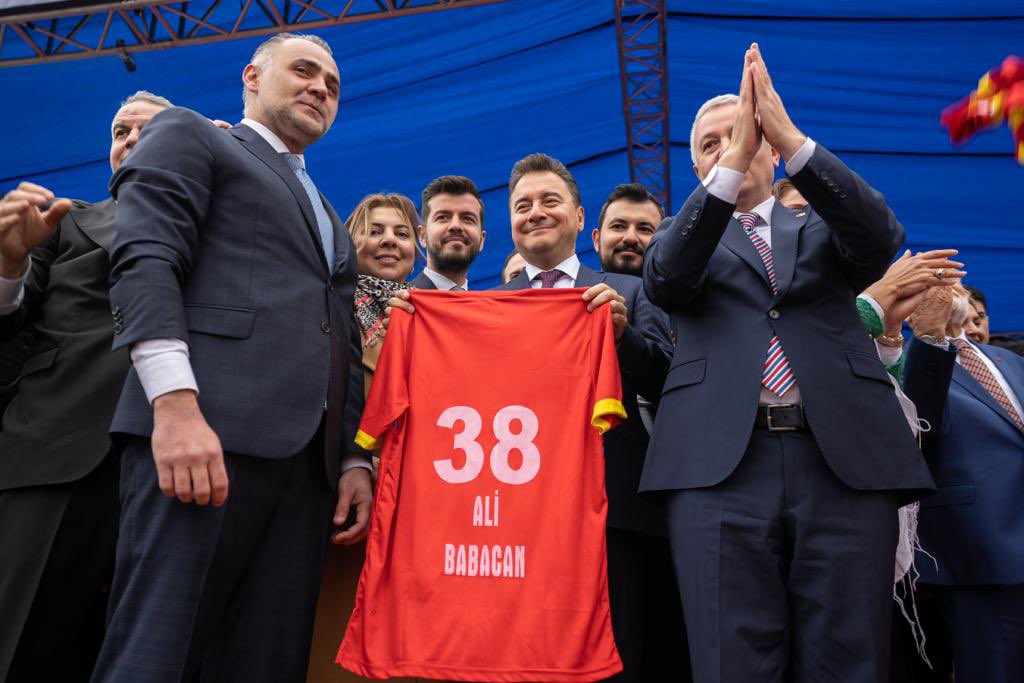 Bugün Cumhurbaşkanı adayımız <a href="/kilicdarogluk/">Kemal Kılıçdaroğlu</a> ile daha önce iki Cumhurbaşkanı yetiştirmiş, Koca Sinan’ın, Dadaloğlu’nun memleketi Kayseri’deydik.

Kayseri coşkusuyla da kalabalığıyla da muhteşemdi.

Bu coşkuya ortak olan herkese teşekkür ediyorum.

<a href="/mansuryavas23/">Mansur Yavaş 2025</a> <a href="/T_Karamollaoglu/">Temel Karamollaoğlu</a>