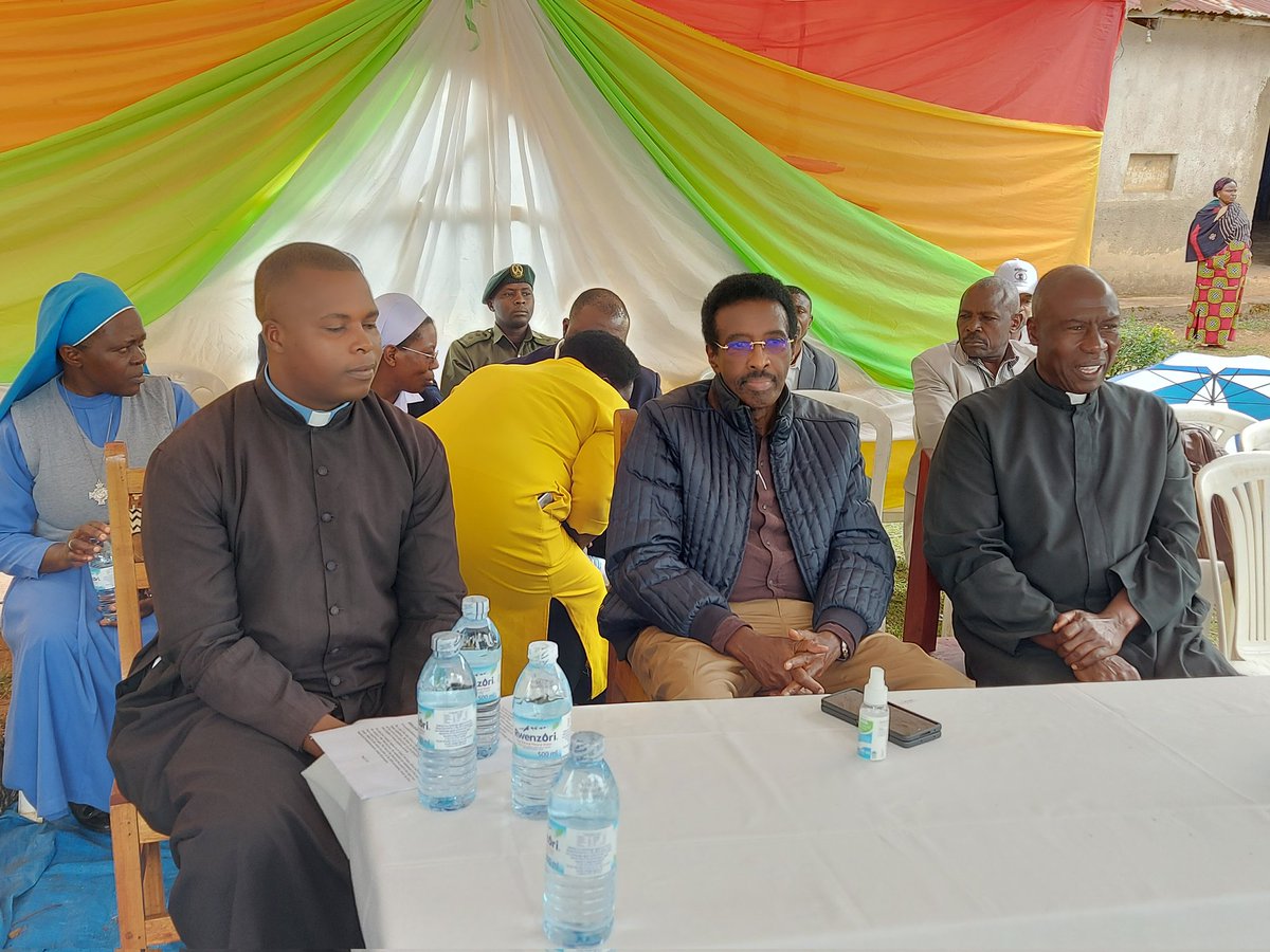 jkmuhwezi's tweet photo. Priority to my manifesto was reviving the education sector in Rujumbura through infrastructure and capacity building. Working with Old Boys, PTA, Teachers, Parents, and the church, we have raised funds to renovate classroom blocks at Nyakariro and Nyakibale Lower Primary Schools https://t.co/BxiPxSujvJ