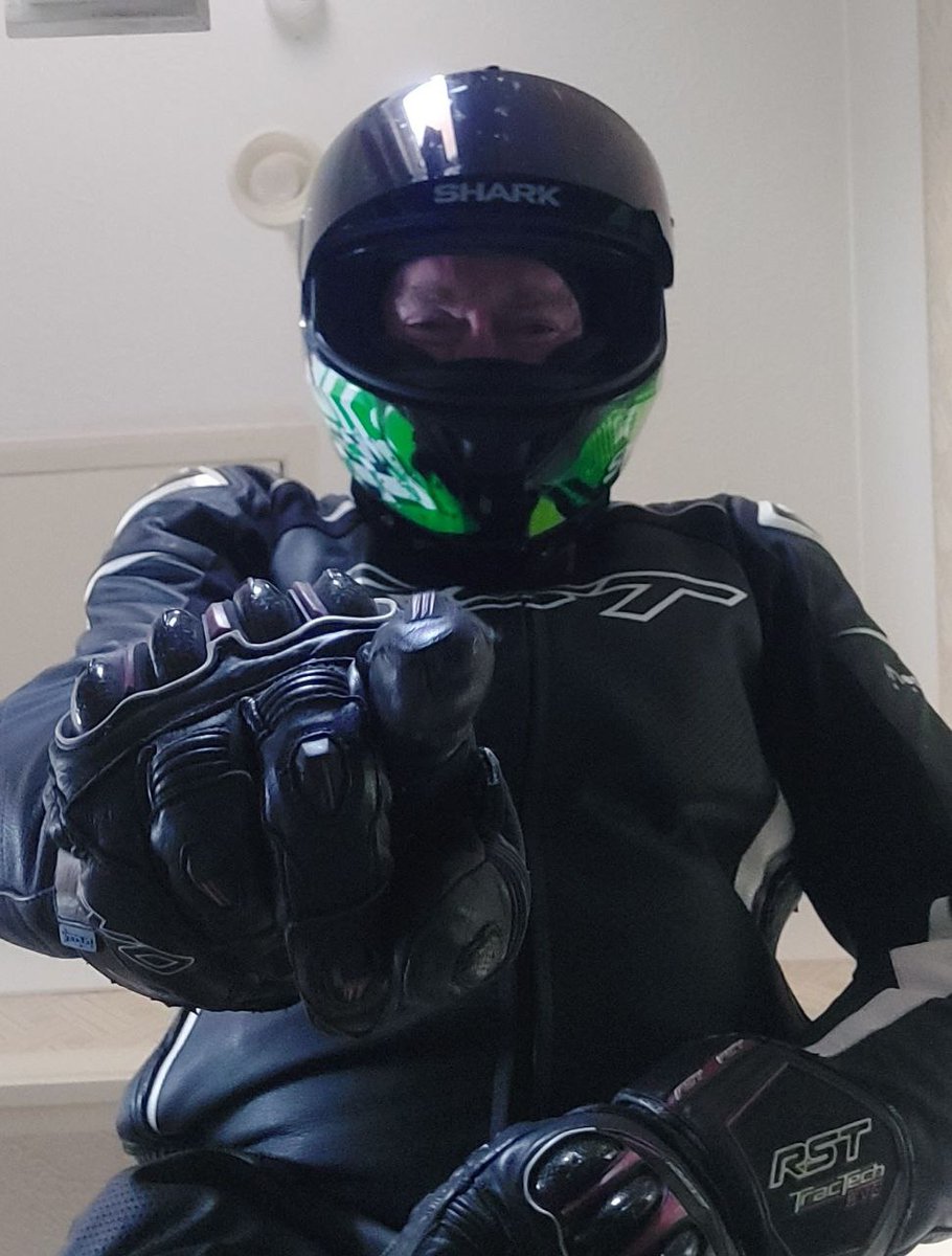 gloves_only's tweet photo. My Sir.. My. Controller.. My ruler.. My. God I worship you https://t.co/kXkQWsiDpv