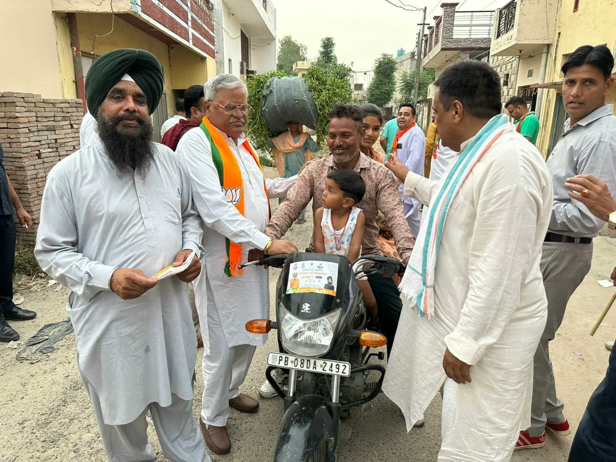 RamGejja's tweet photo. ਅੱਜ ਐਸ ਸੀ ਮੋਰਚਾ ਭਾਜਪਾ ਪੰਜਾਬ ਦੇ ਪ੍ਰਧਾਨ ਸੁੱਚਾ ਰਾਮ ਲੱਧੜ ਜੀ ਅਤੇ ਸ਼੍ਰੀ ਗੇਜਾ ਰਾਮ ਵਾਲਮੀਕਿ ਜੀ ਵੱਲੋ ਜਲੰਧਰ ਜ਼ਿਮਨੀ ਚੋਣ ਹਲਕਾ ਆਦਮਪੁਰ ਦੇ ਪਿੰਡਾ ਵਿੱਚ ਘਰ ਘਰ ਜਾ ਕੇ ਚੋਣ ਪ੍ਰਚਾਰ ਕੀਤਾ ਇਸ ਮੋਕੇ ਐਸ ਸੀ ਮੋਰਚਾ ਭਾਜਪਾ ਦੇ ਆਹੁਦੇਦਾਰਾਂ ਨਾਲ ਭਾਜਪਾ ਪੰਜਾਬ ਦੇ ਆਹੁਦੇਦਾਰ ਮੋਜੂਦ ਸਨ।
 #ByElection2023 https://t.co/37J7xapcGl