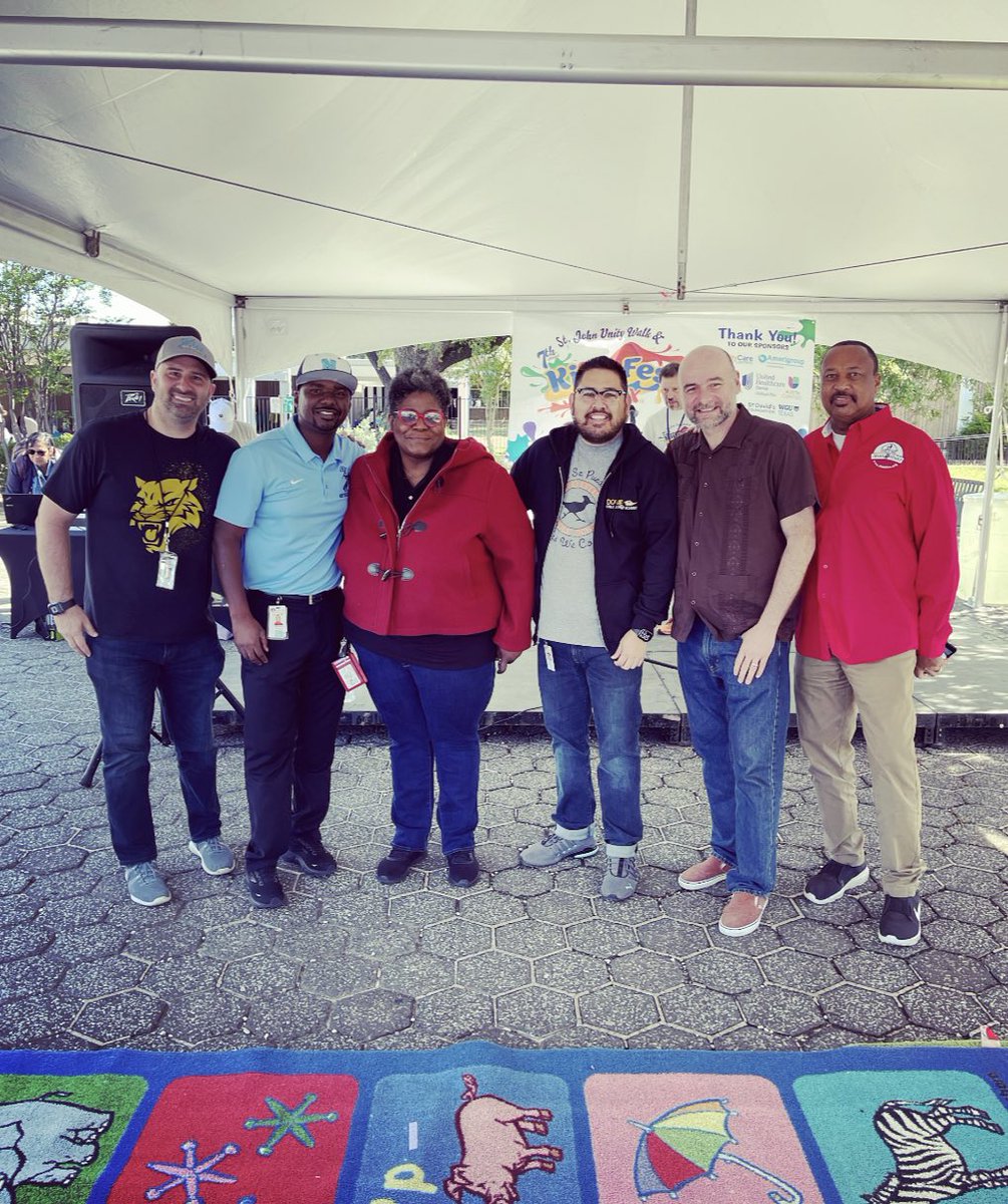 AngelWilson36's tweet photo. The team is all here! Loving this vertical feeder pattern alignment at the 18th Annual St. Johns Unity Walk and 7th Annual Kids Fest. Thank you, Council Member @CMChitoVela and Trustee @hunterforAISD for your support.
#TeamDobie #TeamWebb #TeamNortheast #TeamInternational https://t.co/0dzHJVQ6uD