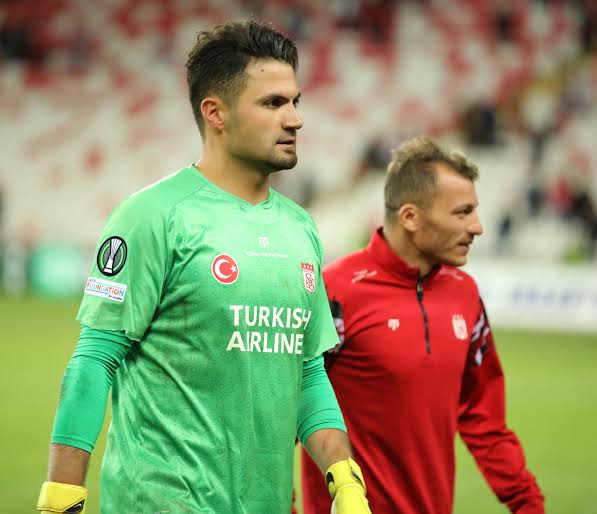 Şike'msi,
Ali Şaşal Vural'ımsı,
Rıza Çalımbay'ımsı,
Mecnur Odyakmaz fb kongre üyemsi...
Galatasaraya Sivasspor maçı için
ofsaytımsı diyenlerin 0-3 önde oldukları
ilk yarının ve maçın özeti! 
Rezilimsi!!!