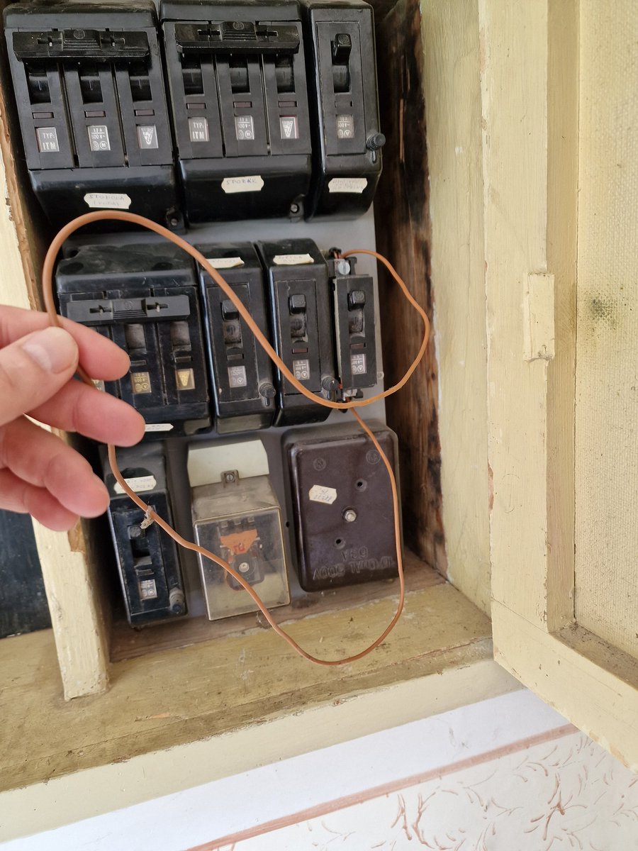 byCx's tweet photo. Dneska jsem v domě po tchýni našel toto. Bydleli tam, v posledních 15 letech, po sobě dva elektrikáři. Asi stará škola. https://t.co/8PnJgs7PAO