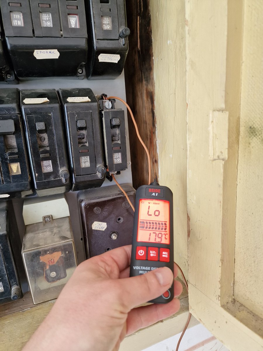 byCx's tweet photo. Dneska jsem v domě po tchýni našel toto. Bydleli tam, v posledních 15 letech, po sobě dva elektrikáři. Asi stará škola. https://t.co/8PnJgs7PAO