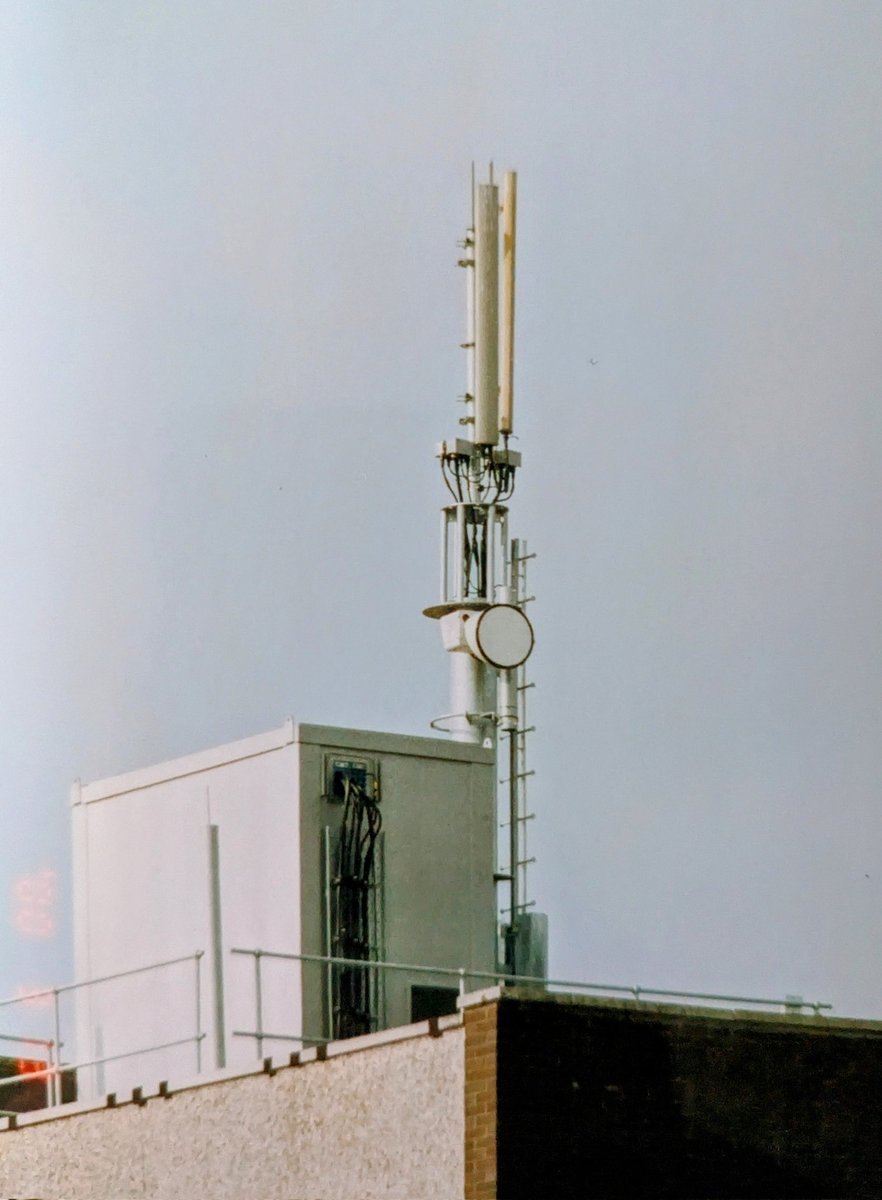 One2One site with dual polarisation antennas with MHA and a Siae G-Series microwave radio link on a slimline rooftop stub column. Walk in enclosure for BTS - photo taken in 2000. #2G #GSM #historyoftechnology