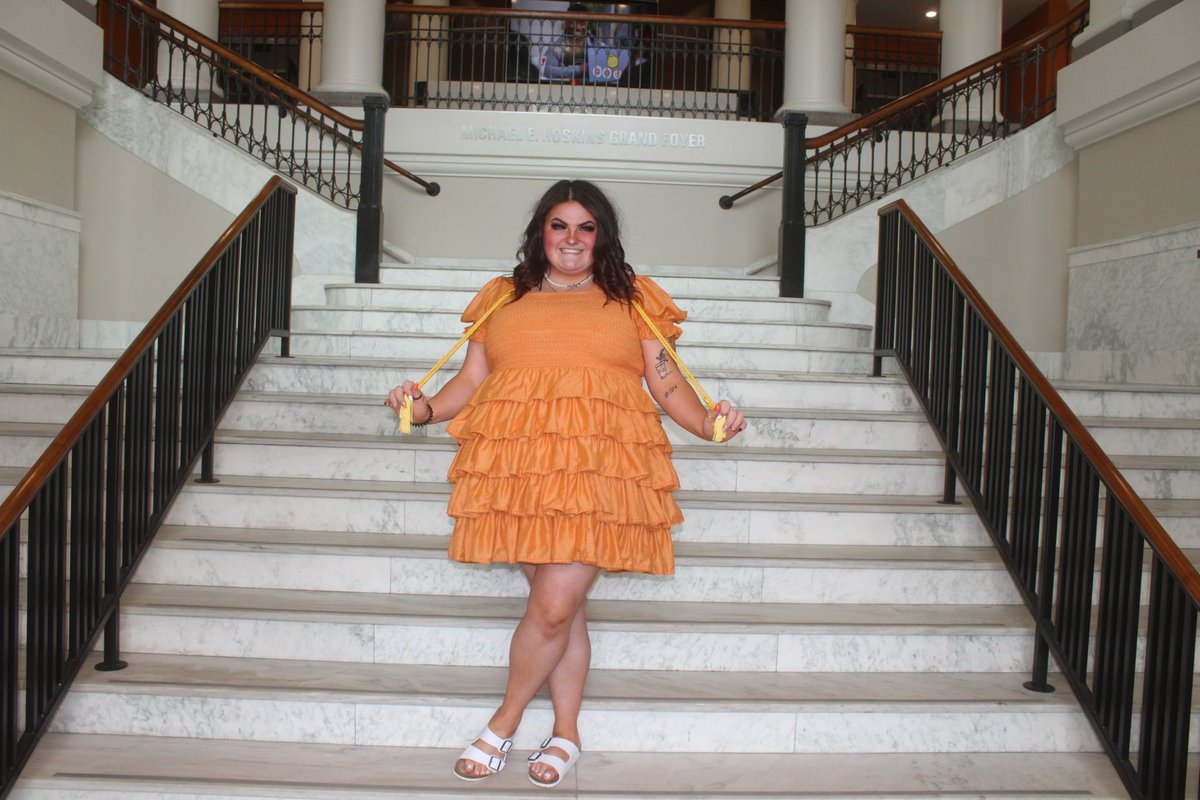 katttteeeee00's tweet photo. graduation dayyyy!! we’re so proud of you! Talons Up!!🧡🤎 #BGSUGrad https://t.co/jJYcH2lVRI