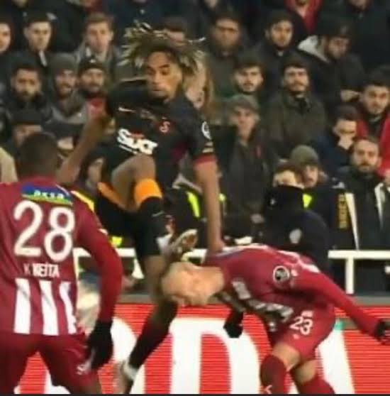 12numaraorg's tweet photo. Fenerbahçe'yi sahada doğrarken, Galatasaray'ı es geçip kolluyorsunuz! @TFF_Org 

#ÇifteStandartVAR