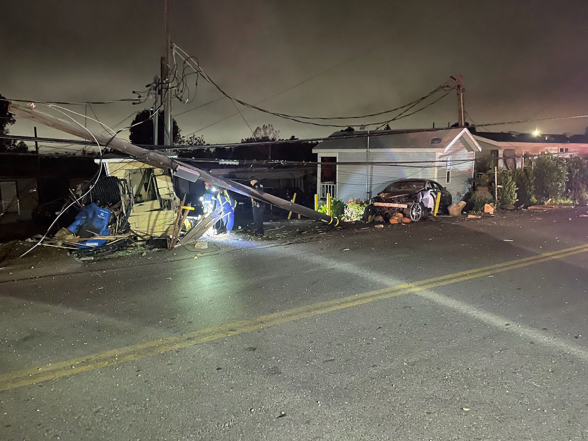 VallejoFire's tweet photo. Last night at approx 0130 VFD responded to a vehicle into a building with power lines down and a broken gas line threatening a mobile home park. 40 residents were temporarily evacuated and VFD coordinated with @VallejoPd @PGE4Me @MedicAmbulance to quickly resolve the emergency. https://t.co/snrdrasibM