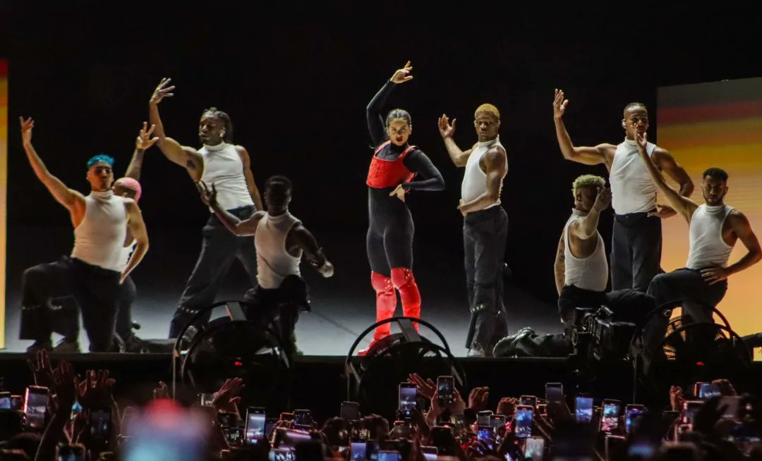 Con más de 160 mil fanáticos, se presentó en el #ZocaloCDMX, la cantante, compositora, productora y actriz española @rosalia. El público disfrutó del cierre del #motomamitour.

📷 @ldovargas 

@CulturaCiudadMx