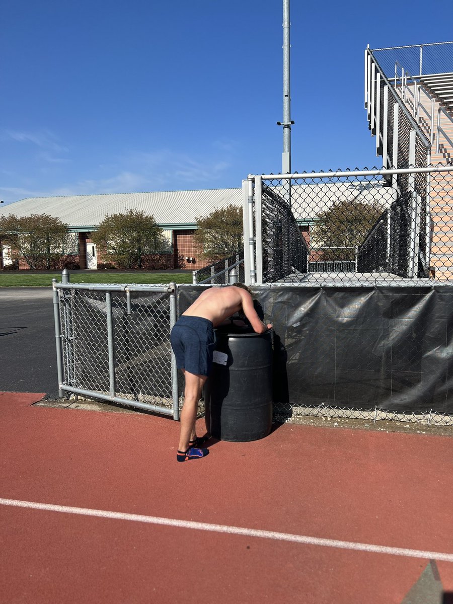 wchsdistance's tweet photo. It was a great morning to run fast! 🏃🏻💨
2 x (500, 200) + 4x600
#AlmostMay https://t.co/LKnIvqaTMs