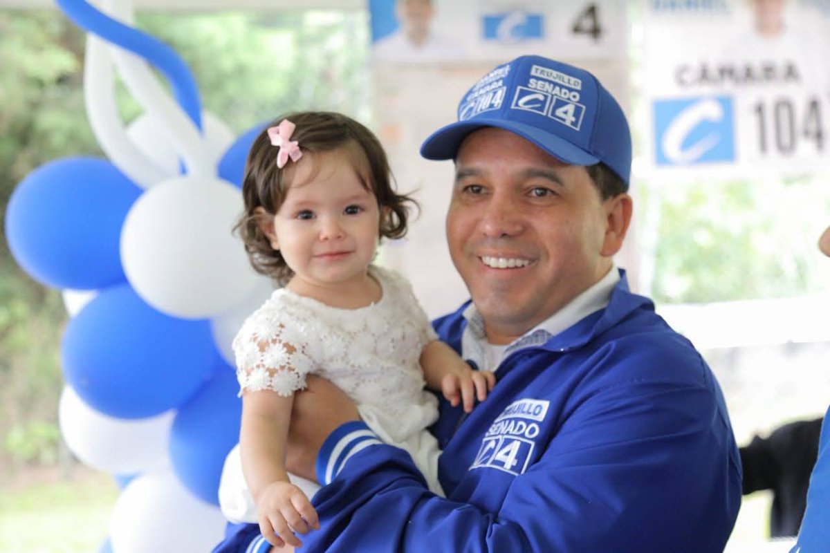 TrujilloItagui's tweet photo. En el #DíaDelaNiñez ratifico mi compromiso pleno con la educación, la seguridad y la protección de los derechos de todos nuestros niños y niñas.
@DanielRestrepoC https://t.co/mQvUYsH2nZ