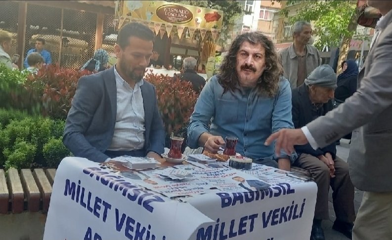 #KimbuÜzeyfeOkur diye merak ettim baktım. Aşı karşıtıymış. Küreselcilere falan da hep karşıymış. Denk gelirseniz bedava çay içmeyi ihmal etmeyin.