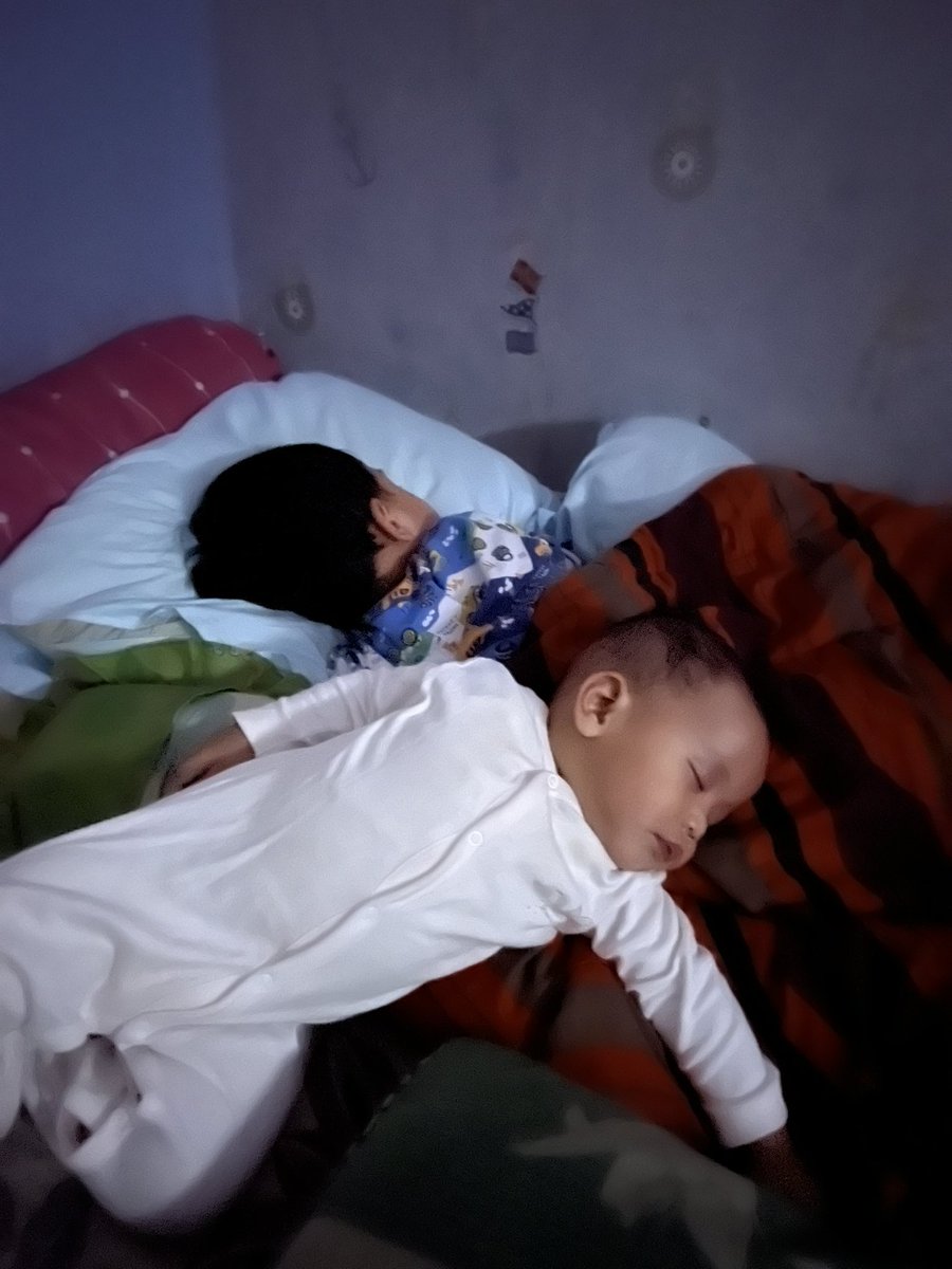 idhafarida87's tweet photo. Akhirnya alka tdr juga, setelah berusaha maksimal bangunin abang tp gk berhasil 😅 (01.31am) https://t.co/boqOW7CQCY