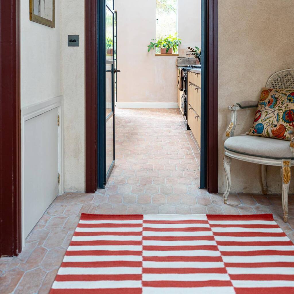 Such a simple design yet so effective …… ‘Rectangles’ available in 2 colour ways and 4 different sizes from ‘Shop Amy’. 

Get in touch if you’d like us to send threads for you to check in your interior. 

Click on the links to shop now - go on treat … instagr.am/p/CroUmHmIZEJ/