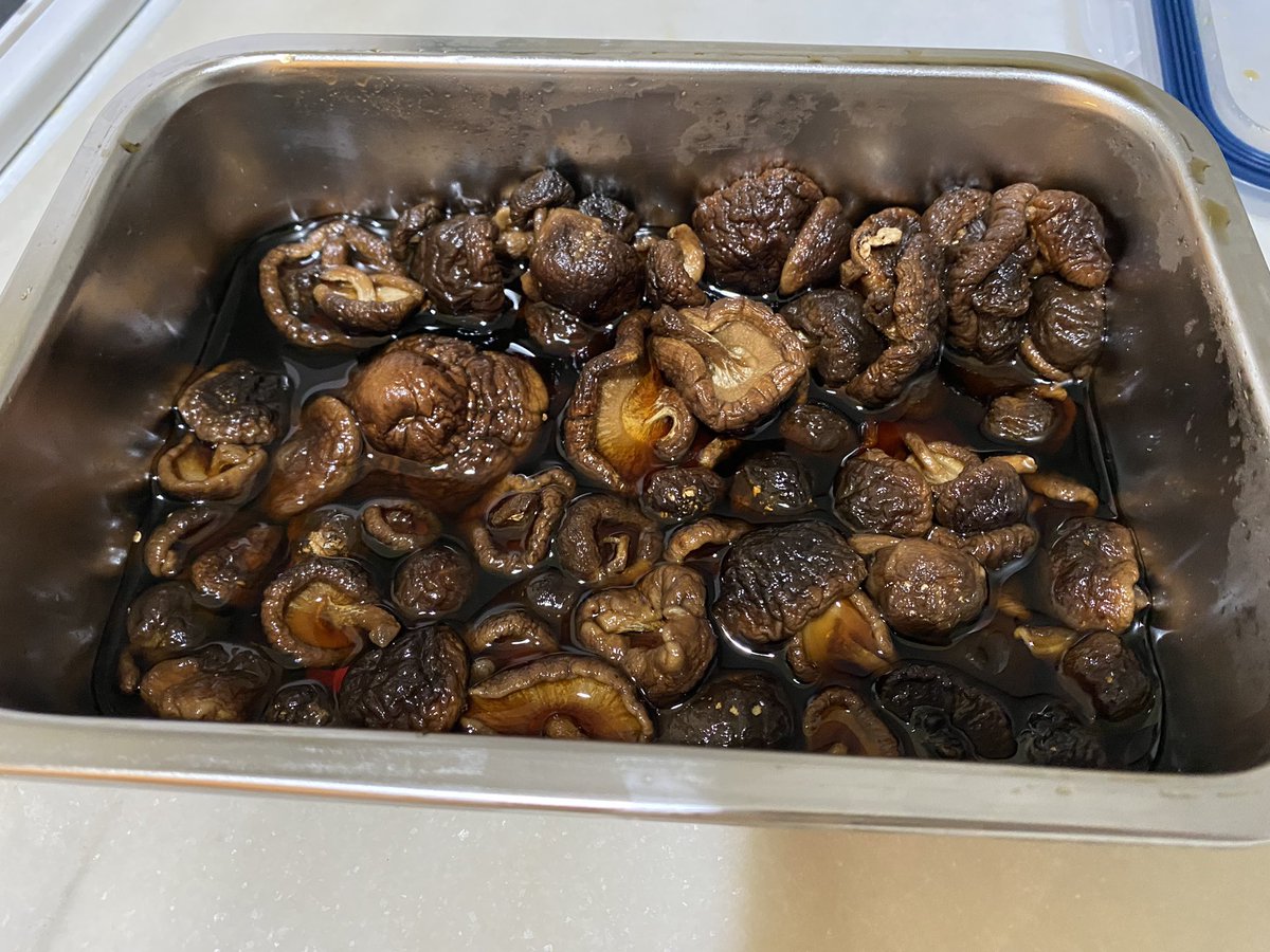 cuinadiscreta's tweet photo. Sobregint la cebeta a foc més aviat fluix i ara afegirem els shiitakes, que han estat un parell de dies rehidratant-se 😋 https://t.co/azgkdXGJNi