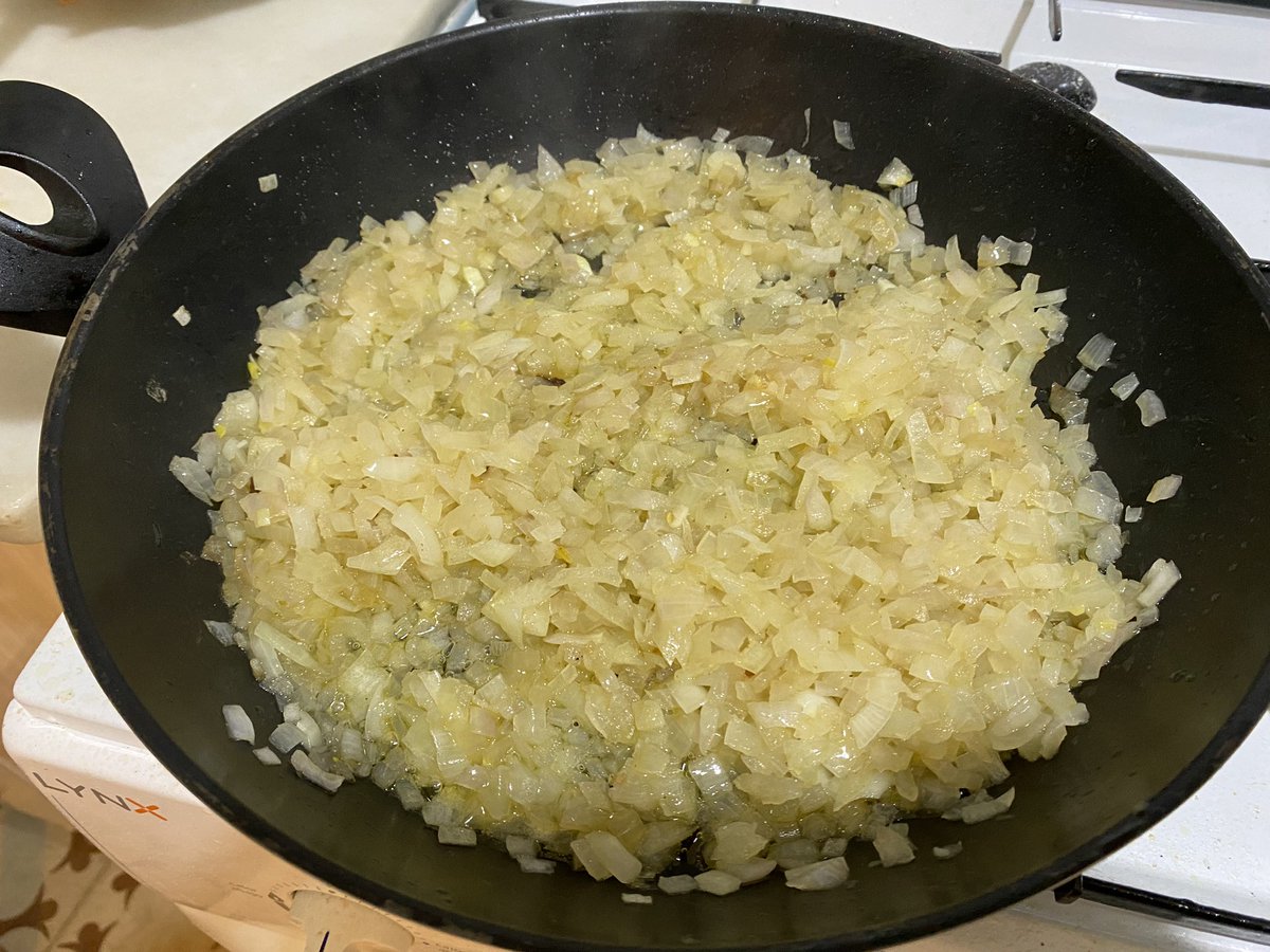 cuinadiscreta's tweet photo. Sobregint la cebeta a foc més aviat fluix i ara afegirem els shiitakes, que han estat un parell de dies rehidratant-se 😋 https://t.co/azgkdXGJNi