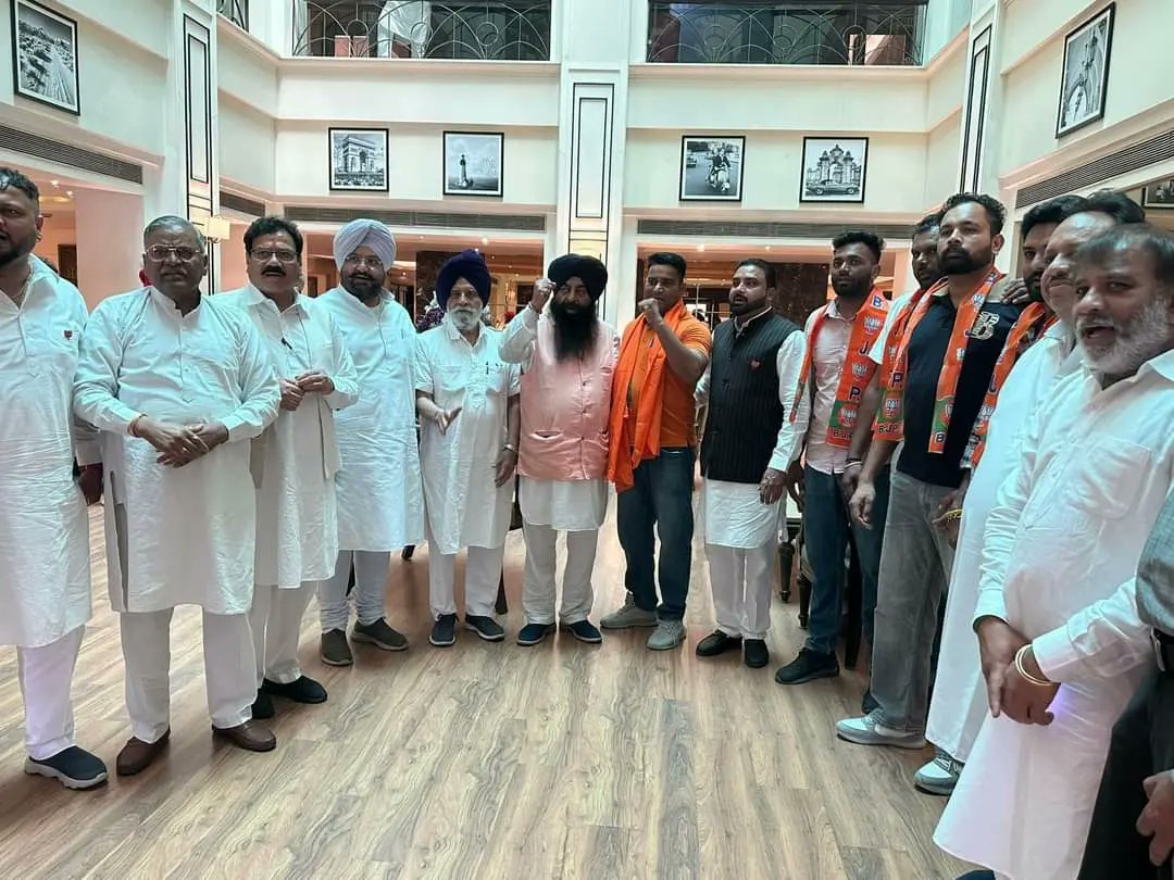 RamGejja's tweet photo. ਅੱਜ ਹਲਕਾ ਜਲੰਧਰ ਕੈਂਟ ਤੋਂ ਜਸਪਾਲ ਸਿੰਘ ਪਾਲਾ ਸਰਕਲ ਪ੍ਰਧਾਨ ਸ਼੍ਰੋਮਣੀ ਅਕਾਲੀ ਅਤੇ ਅਜੈ ਘਾਰੂ ਸੀਨੀਅਰ ਮੀਤ ਪ੍ਰਧਾਨSCਵਿੰਗ ਸ਼੍ਰੋਮਣੀ ਅਕਾਲੀ ਦਲ ਆਪਣੇ ਸਾਥੀਆ ਸਮੇਤ ਸ਼੍ਰੋਮਣੀ ਅਕਾਲੀ ਦਲ ਨੂੰ ਛੱਡ ਕੇ ਸਰਬਜੀਤ ਸਿੰਘ ਮੱਕੜ ਤੇ ਰਾਜ ਕੁਮਾਰ ਵੇਰਕਾ ਜੀ, ਗੇਜਾ ਰਾਮ ਵਾਲਮੀਕਿ ਜੀ ਦੀ ਹਾਜ਼ਰੀ ਵਿੱਚ ਭਾਰਤੀਯ ਜਨਤਾ ਪਾਰਟੀ ਵਿੱਚ ਸ਼ਾਮਿਲ ਹੋ ਗਏ। https://t.co/79JBq2DTYC