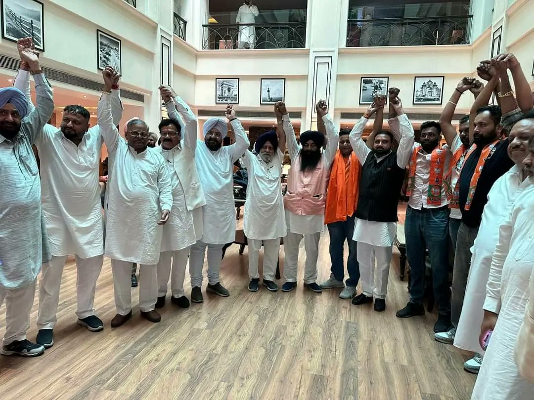 RamGejja's tweet photo. ਅੱਜ ਹਲਕਾ ਜਲੰਧਰ ਕੈਂਟ ਤੋਂ ਜਸਪਾਲ ਸਿੰਘ ਪਾਲਾ ਸਰਕਲ ਪ੍ਰਧਾਨ ਸ਼੍ਰੋਮਣੀ ਅਕਾਲੀ ਅਤੇ ਅਜੈ ਘਾਰੂ ਸੀਨੀਅਰ ਮੀਤ ਪ੍ਰਧਾਨSCਵਿੰਗ ਸ਼੍ਰੋਮਣੀ ਅਕਾਲੀ ਦਲ ਆਪਣੇ ਸਾਥੀਆ ਸਮੇਤ ਸ਼੍ਰੋਮਣੀ ਅਕਾਲੀ ਦਲ ਨੂੰ ਛੱਡ ਕੇ ਸਰਬਜੀਤ ਸਿੰਘ ਮੱਕੜ ਤੇ ਰਾਜ ਕੁਮਾਰ ਵੇਰਕਾ ਜੀ, ਗੇਜਾ ਰਾਮ ਵਾਲਮੀਕਿ ਜੀ ਦੀ ਹਾਜ਼ਰੀ ਵਿੱਚ ਭਾਰਤੀਯ ਜਨਤਾ ਪਾਰਟੀ ਵਿੱਚ ਸ਼ਾਮਿਲ ਹੋ ਗਏ। https://t.co/79JBq2DTYC