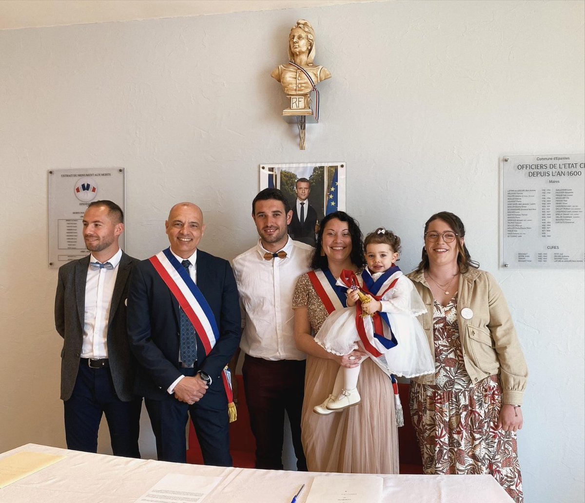 ExpositoEmmanu1's tweet photo. Ce jour à #Epannes, #Baptême Républicain de Louise. C'est un acte symbolique fort, à travers lequel le #parrain et la #marraine s'engagent devant les #Parents de l'enfant et les institutions civiles à protéger cet #enfant et à le faire adhérer aux #valeurs de la #République. https://t.co/gPme4ehVWQ