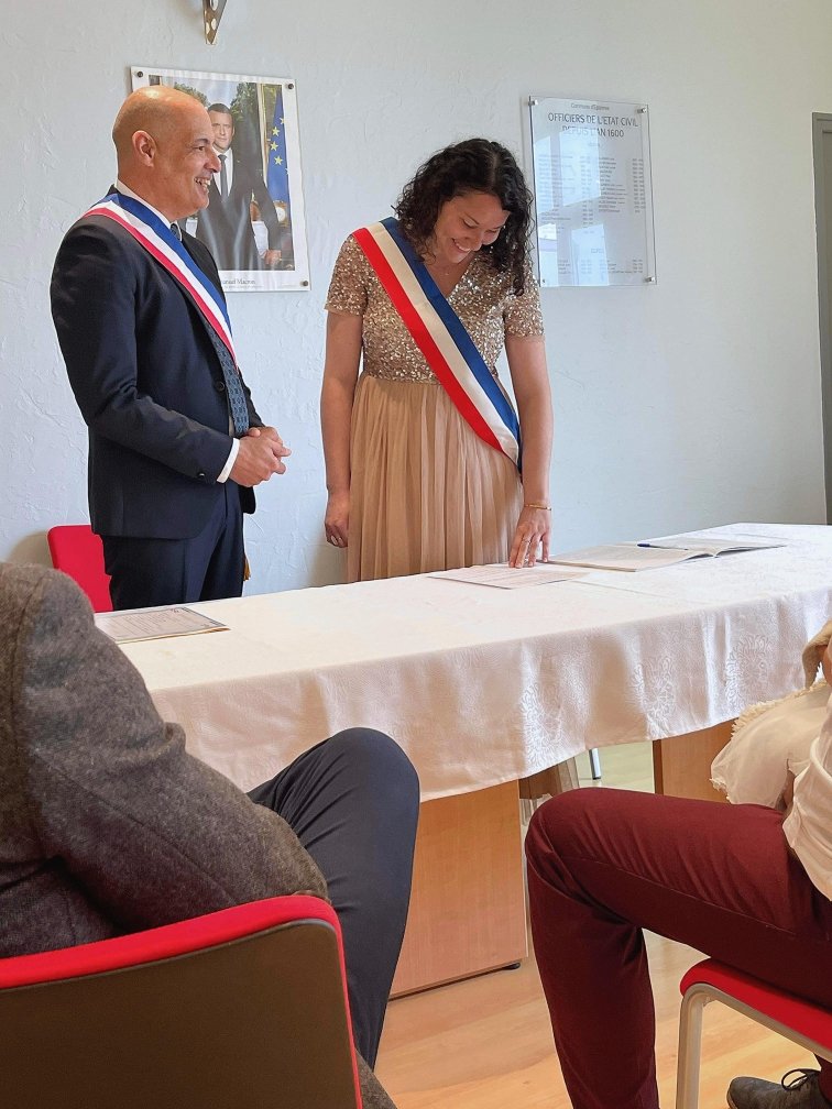 ExpositoEmmanu1's tweet photo. Ce jour à #Epannes, #Baptême Républicain de Louise. C'est un acte symbolique fort, à travers lequel le #parrain et la #marraine s'engagent devant les #Parents de l'enfant et les institutions civiles à protéger cet #enfant et à le faire adhérer aux #valeurs de la #République. https://t.co/gPme4ehVWQ