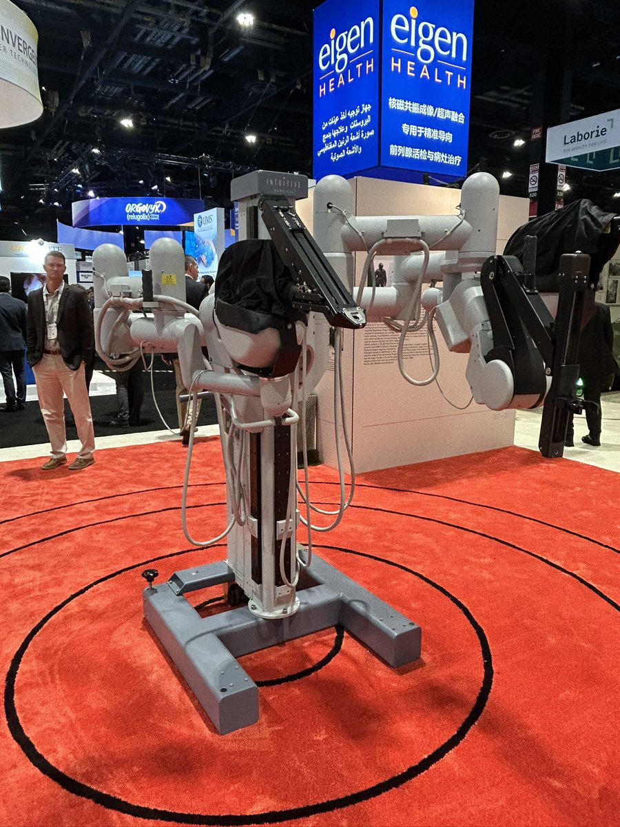 The DaVinci standard robot (the system I learned on) displayed at the #AUA2023… in the urologic history exhibit. Does this mean I’m old?