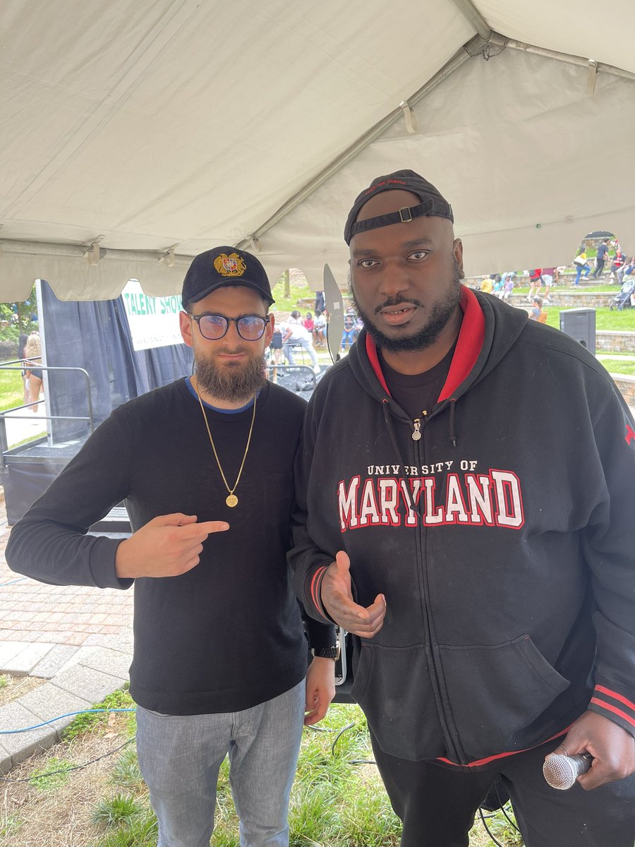 White kid with bars rapping at
University Of Maryland with @DJBossPlayer -a recipe for greatness! 🔥😂

#UMD #MarylandDay #UniversityOfMaryland