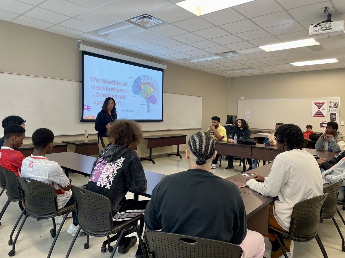 RedtpWku's tweet photo. Great YMLA Saturday session with the awesome Dr. Dye. Thank you for coming to speaking to our young men about healthy ways to work with our emotions. https://t.co/60qhTi2eNz