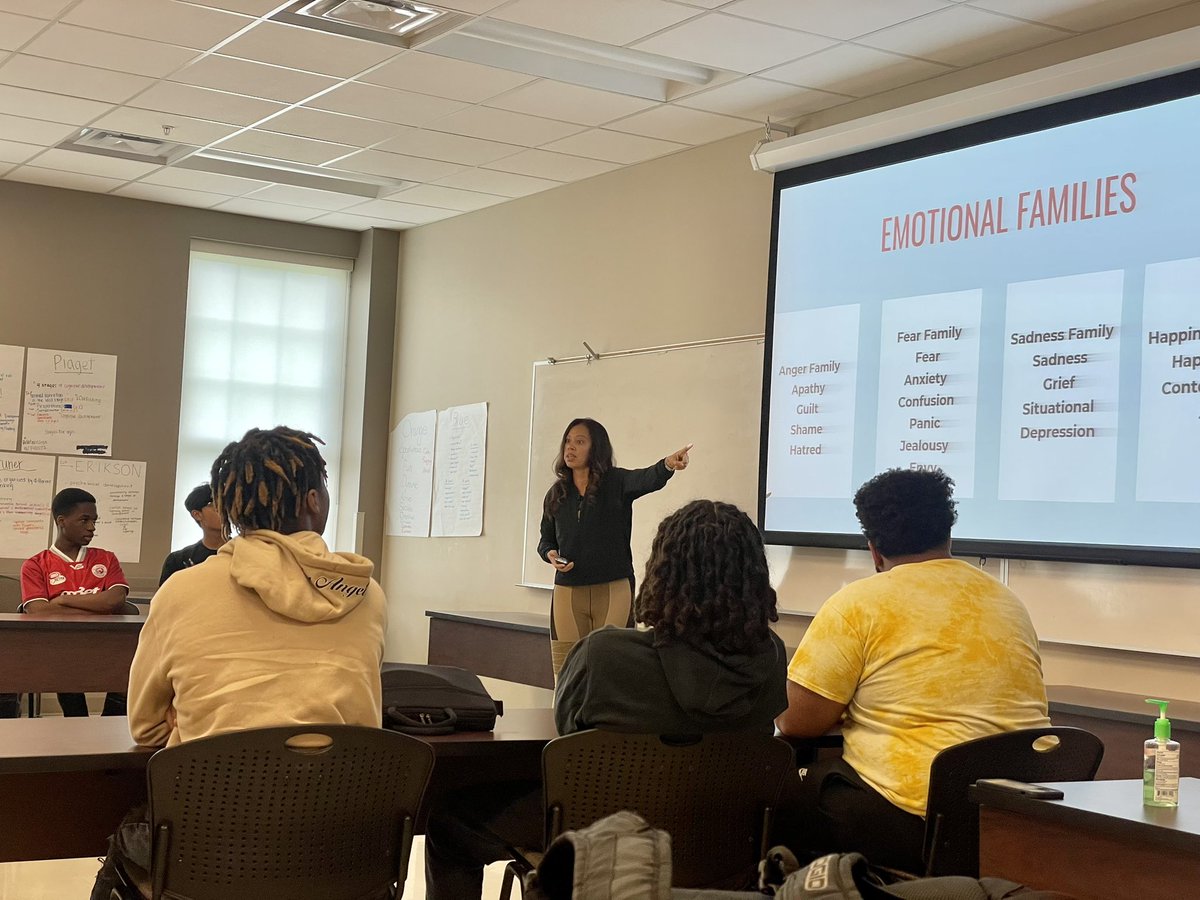 RedtpWku's tweet photo. Great YMLA Saturday session with the awesome Dr. Dye. Thank you for coming to speaking to our young men about healthy ways to work with our emotions. https://t.co/60qhTi2eNz