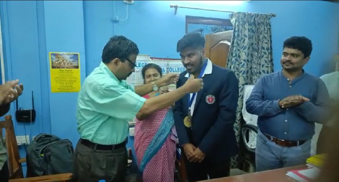 BeldaCollege's tweet photo. *NSS State Award 2021-22* Department of Higher Education, Government of West Bengal          
NSS State awardee Sanu Bishal, a student of https://t.co/d3PkSOx8Vp.  and NSS volunteer of NSS unit -1 from Belda College 
 was felicitated today at  Belda College, https://t.co/5o55t3rfeX
