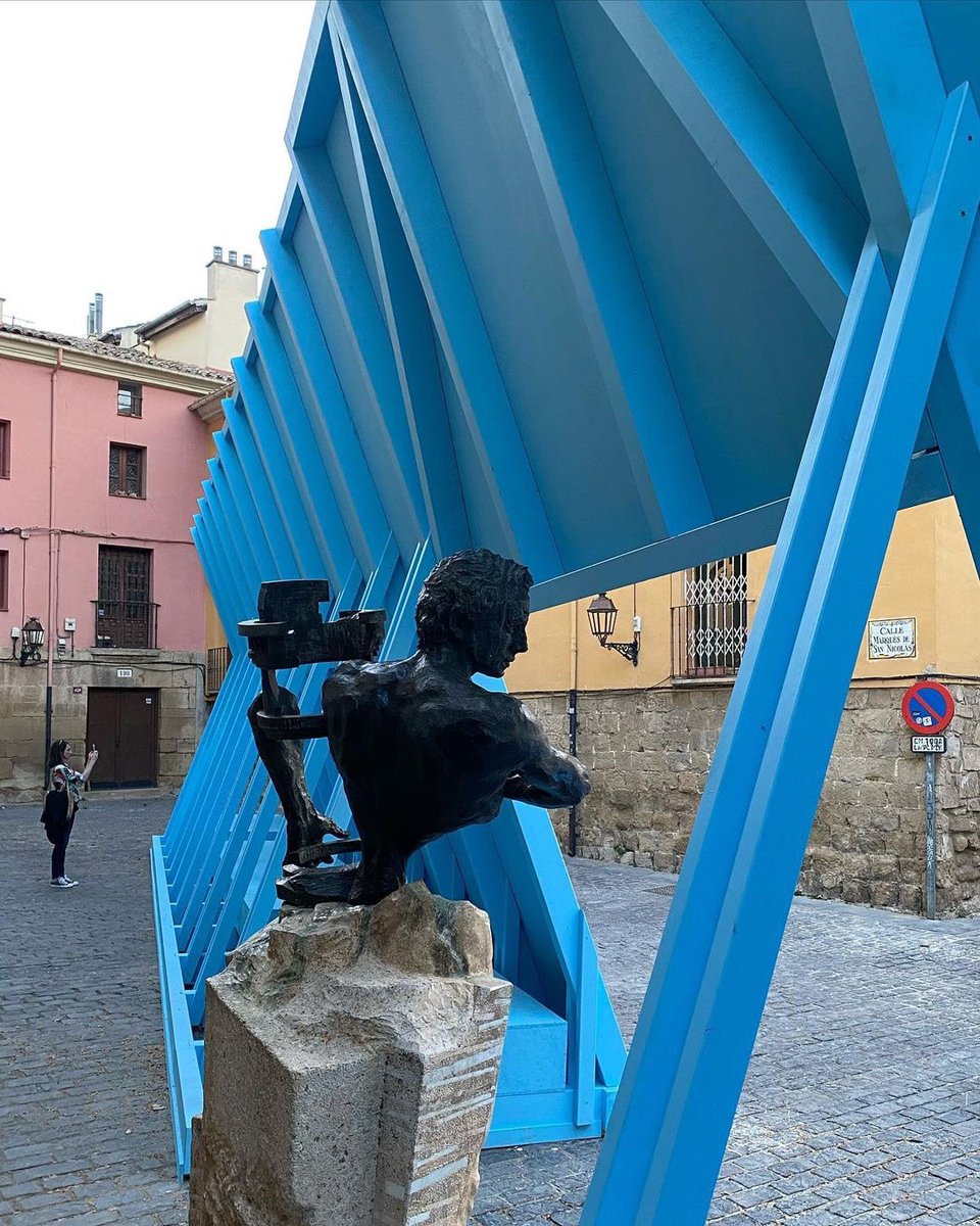 DesignApplause's tweet photo. 👁️ “Stone Wall Stand In” by @designwithco for @concentricofest thru 2May. Installation support by @MASContext ➕ @uicsoa ‘Cayman Blue’ courtesy of @benjaminmoore
📸by @ikergil.
• • •
#mascontext #designwithcompany #stonewallstandin #concentrico #architecture #logroño https://t.co/Wt2m9flBbu