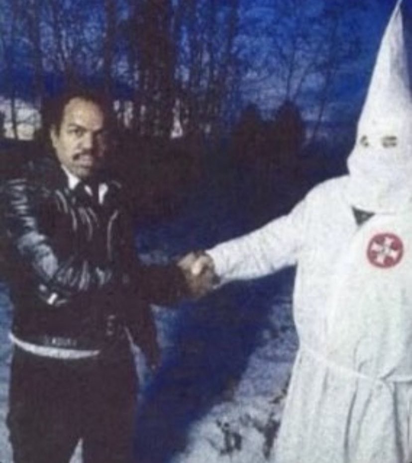 ArobaseMoussa's tweet photo. Les arabes et les racistes quand ça parle de LGBT : https://t.co/xgnh2Uq0TJ