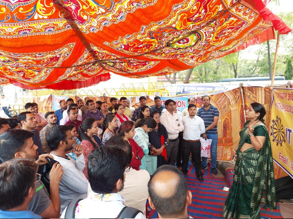 * *आईटी कार्मिकों का आंदोलन शुरू* *

*जिला कलेक्ट्रेट पर धरना प्रदर्शन*

*11 सूत्री मांगों को लेकर सामूहिक अवकाश, मांग नहीं मानी गई तो 3 मई से जयपुर में महापड़ाव*

26.04.2023
#IADemands3600GP