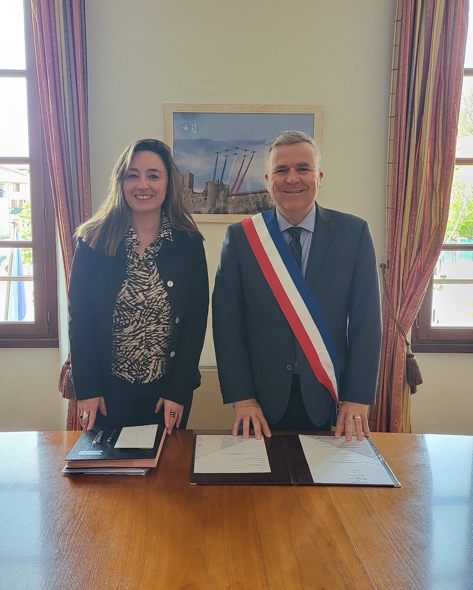 Arnaud_jm's tweet photo. Heureux ce matin de procéder au mariage d'ami(e)s de longue date.
Merci à Sandrine, fonctionnaire territoriale en charge de l'état civil qui m'a assisté pour cette cérémonie et que je mets à l'honneur à travers cette publi.
#EluLocal
#JMArnaud #Tallard https://t.co/FaNlHW2RqW