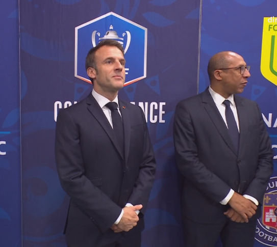 RMCsport's tweet photo. 🤝 Le Président de la République Emmanuel Macron salue les joueurs avant le coup d'envoi dans le couloir du Stade de France.

https://t.co/F0Ebi2XVK7 https://t.co/0k55DiEHq8