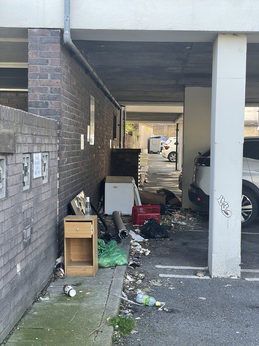 conormacmahon_'s tweet photo. .@Tesco This is what your Holloway Road carpark looks like. I imagine rats will be on the way soon 🐀 https://t.co/Fs77YBPWio