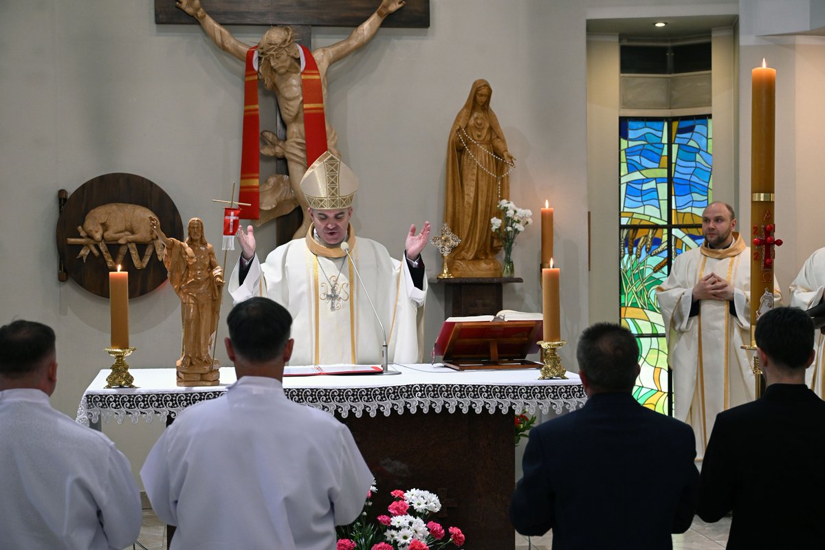 DiecezjaKoszKol's tweet photo. Bp Z. Zieliński do świeckich przyjmujących posługi lektora, animatora i nadzwyczajnego szafarza: - Miarą kondycji Kościoła jest nie tylko to, na ile dobrze sprawuje on posługę we wnętrzu świątyń, ale także to, na ile potrafi potraktować jako wyzwanie to, co dzieje się poza nim. https://t.co/0EGQSCgXhK