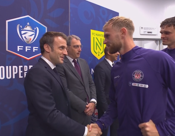 RMCsport's tweet photo. 🤝 Le Président de la République Emmanuel Macron salue les joueurs avant le coup d'envoi dans le couloir du Stade de France.

https://t.co/F0Ebi2XVK7 https://t.co/0k55DiEHq8