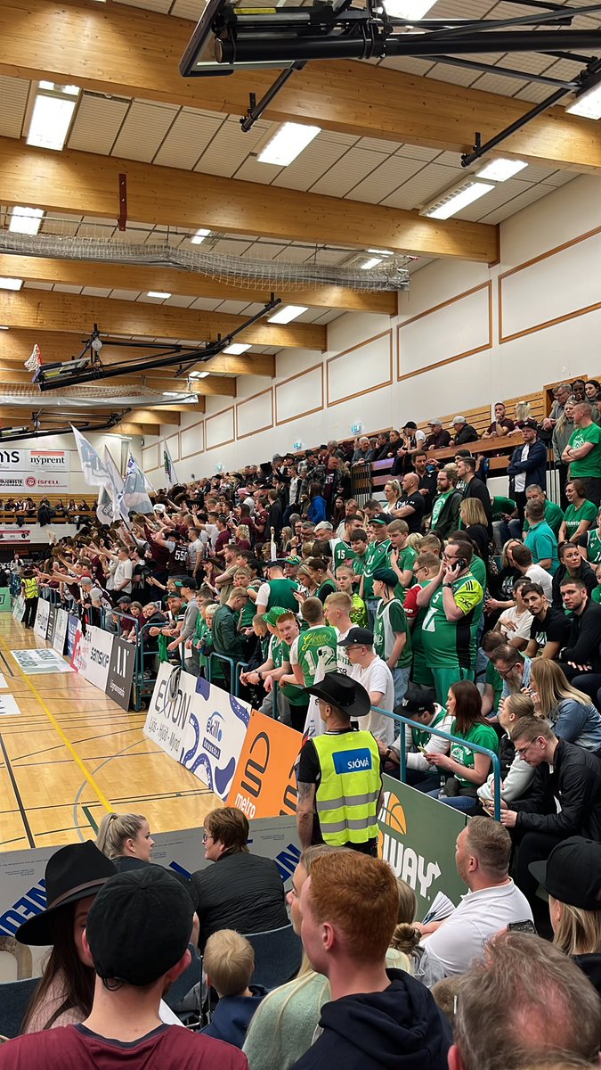 birkirhaukss's tweet photo. Nei nú er mér misboðið.. stuðningsmenn Njarðvíkur að syngja “Krókurinn er viðbjóður” nú labba ég héðan út #aframkorfubolti
@hjorvarhaflida https://t.co/qxbihZDDu2