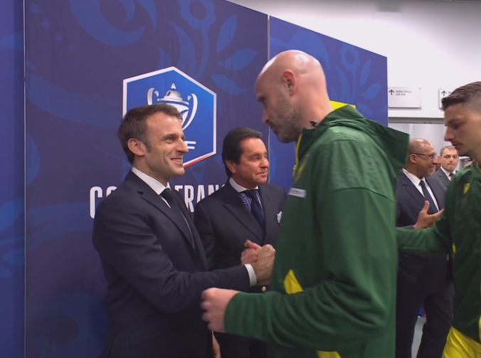 RMCsport's tweet photo. 🤝 Le Président de la République Emmanuel Macron salue les joueurs avant le coup d'envoi dans le couloir du Stade de France.

https://t.co/F0Ebi2XVK7 https://t.co/0k55DiEHq8