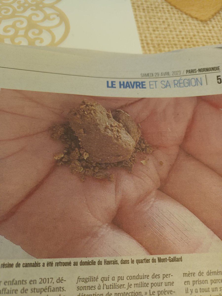 TFTBong's tweet photo. Sérieux ? Ça ressemble à des miettes de merde ou Che pas quoi ! https://t.co/lScctZ3xZT