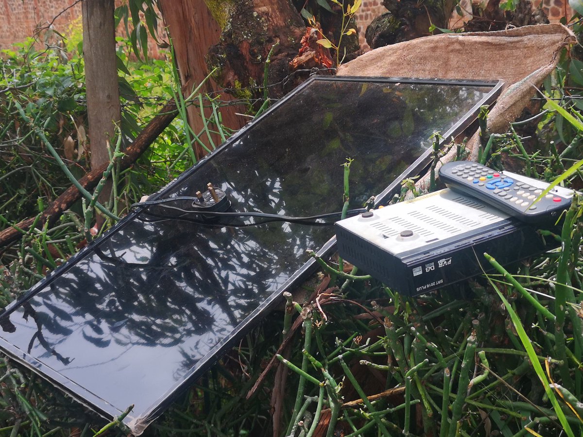 CommuneBusoni's tweet photo. L'Admicom @Badismas se dit satisfait du résultat de l'enquête en cours: la TV qui avait été volée au CDS #Kabanga est trouvée emballée dans un sac sur la clôture dudit CDS. Le travail de la justice aboutira au résultat escompté. @MininterInfosBi @KirundoProvince https://t.co/f2fP2FxFsn