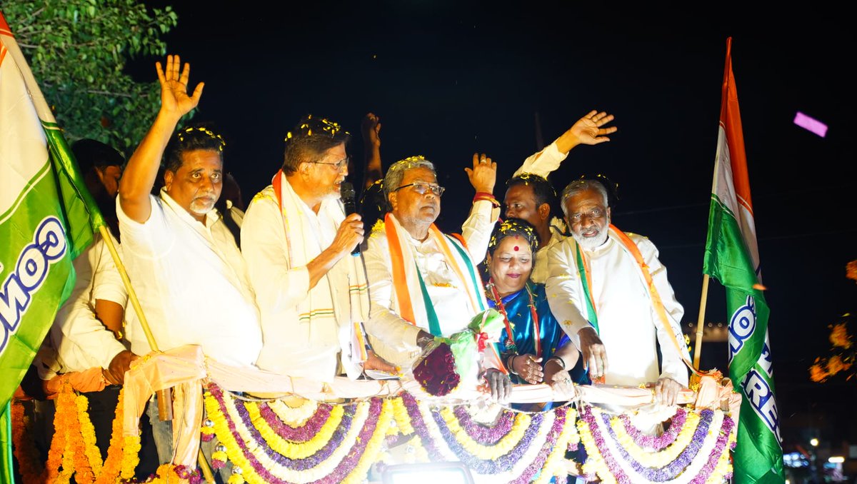 hnfimamniyazi's tweet image. ಹೊಸಪೇಟೆ ನಗರಕ್ಕೆ ಆಗಮಿಸಿದ ಮಾಜಿ ಮುಖ್ಯಮಂತ್ರಿಗಳು ಹಾಗೂ ವಿರೋಧ ಪಕ್ಷದ ನಾಯಕರಾದ  ಶ್ರೀ @siddaramaiah ಅವರು  ವಿಜಯನಗರ ವಿಧಾನ ಸಭಾ ಕ್ಷೇತ್ರದ ಕಾಂಗ್ರೆಸ್ ಪಕ್ಷದ ಅಭ್ಯರ್ಥಿಯಾದ #HRgaviyappa ಅವರ ಪರ ಪ್ರಚಾರದಲ್ಲಿ ಭಾಗವಹಿಸಿ ಕಾಂಗ್ರೆಸ್ ಕಾರ್ಯಕರ್ತರನ್ನು ಉದ್ದೇಶಿಸಿ ಮಾತನಾಡಿದರು @hnfimamniyazi @INCKarnataka
