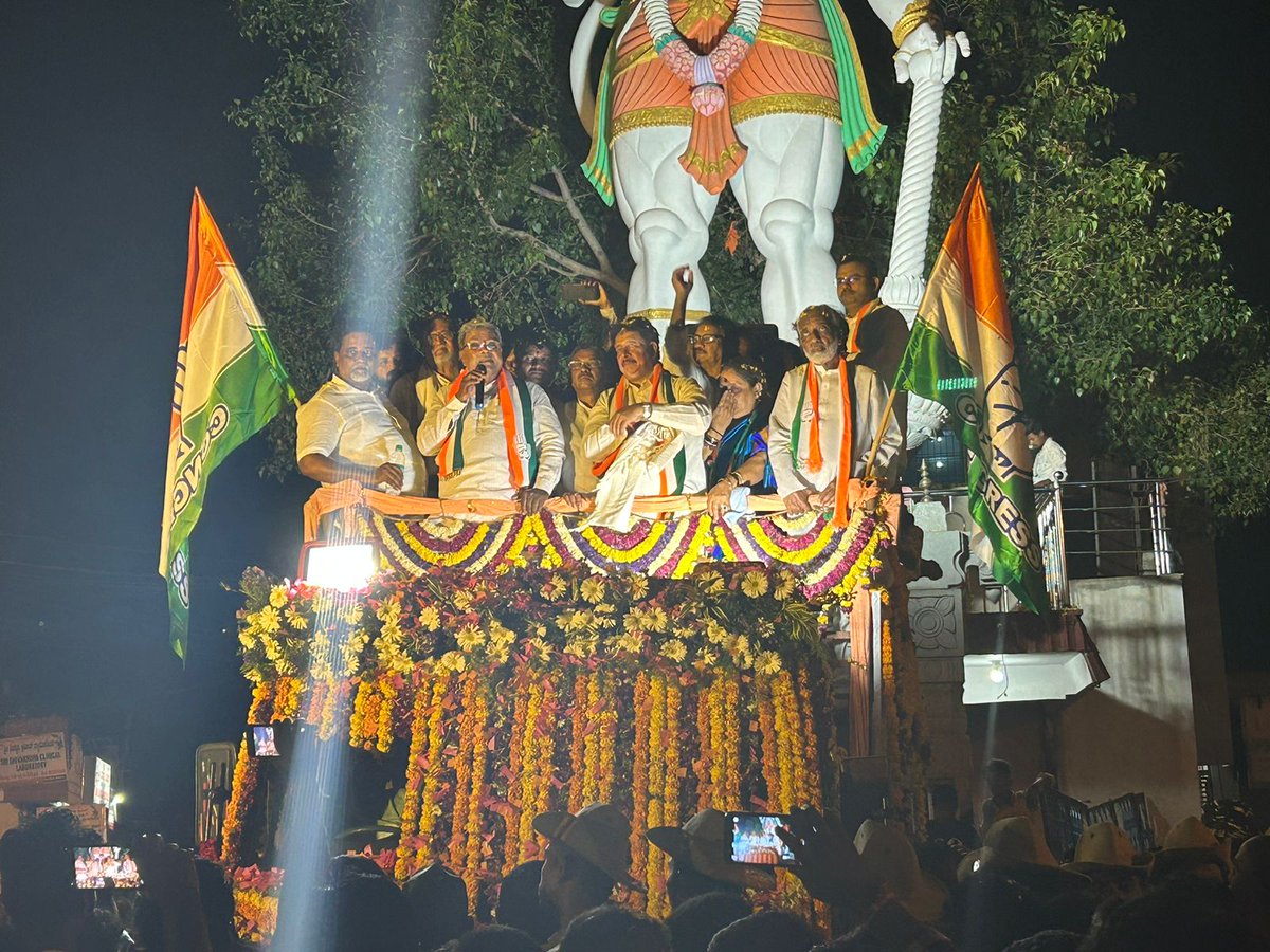 hnfimamniyazi's tweet image. ಹೊಸಪೇಟೆ ನಗರಕ್ಕೆ ಆಗಮಿಸಿದ ಮಾಜಿ ಮುಖ್ಯಮಂತ್ರಿಗಳು ಹಾಗೂ ವಿರೋಧ ಪಕ್ಷದ ನಾಯಕರಾದ  ಶ್ರೀ @siddaramaiah ಅವರು  ವಿಜಯನಗರ ವಿಧಾನ ಸಭಾ ಕ್ಷೇತ್ರದ ಕಾಂಗ್ರೆಸ್ ಪಕ್ಷದ ಅಭ್ಯರ್ಥಿಯಾದ #HRgaviyappa ಅವರ ಪರ ಪ್ರಚಾರದಲ್ಲಿ ಭಾಗವಹಿಸಿ ಕಾಂಗ್ರೆಸ್ ಕಾರ್ಯಕರ್ತರನ್ನು ಉದ್ದೇಶಿಸಿ ಮಾತನಾಡಿದರು @hnfimamniyazi @INCKarnataka