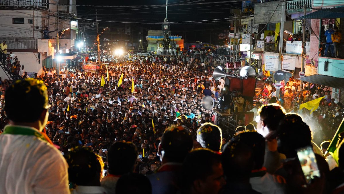 hnfimamniyazi's tweet image. ಹೊಸಪೇಟೆ ನಗರಕ್ಕೆ ಆಗಮಿಸಿದ ಮಾಜಿ ಮುಖ್ಯಮಂತ್ರಿಗಳು ಹಾಗೂ ವಿರೋಧ ಪಕ್ಷದ ನಾಯಕರಾದ  ಶ್ರೀ @siddaramaiah ಅವರು  ವಿಜಯನಗರ ವಿಧಾನ ಸಭಾ ಕ್ಷೇತ್ರದ ಕಾಂಗ್ರೆಸ್ ಪಕ್ಷದ ಅಭ್ಯರ್ಥಿಯಾದ #HRgaviyappa ಅವರ ಪರ ಪ್ರಚಾರದಲ್ಲಿ ಭಾಗವಹಿಸಿ ಕಾಂಗ್ರೆಸ್ ಕಾರ್ಯಕರ್ತರನ್ನು ಉದ್ದೇಶಿಸಿ ಮಾತನಾಡಿದರು @hnfimamniyazi @INCKarnataka