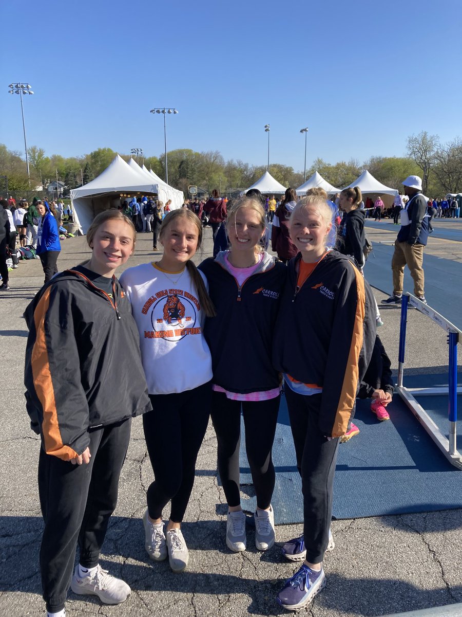 CHSGirlsTrack1's tweet photo. Shay,Brenna ,Libby and Madison run 51.76 in 4x1 at Drake! https://t.co/yUrkxWK2u3