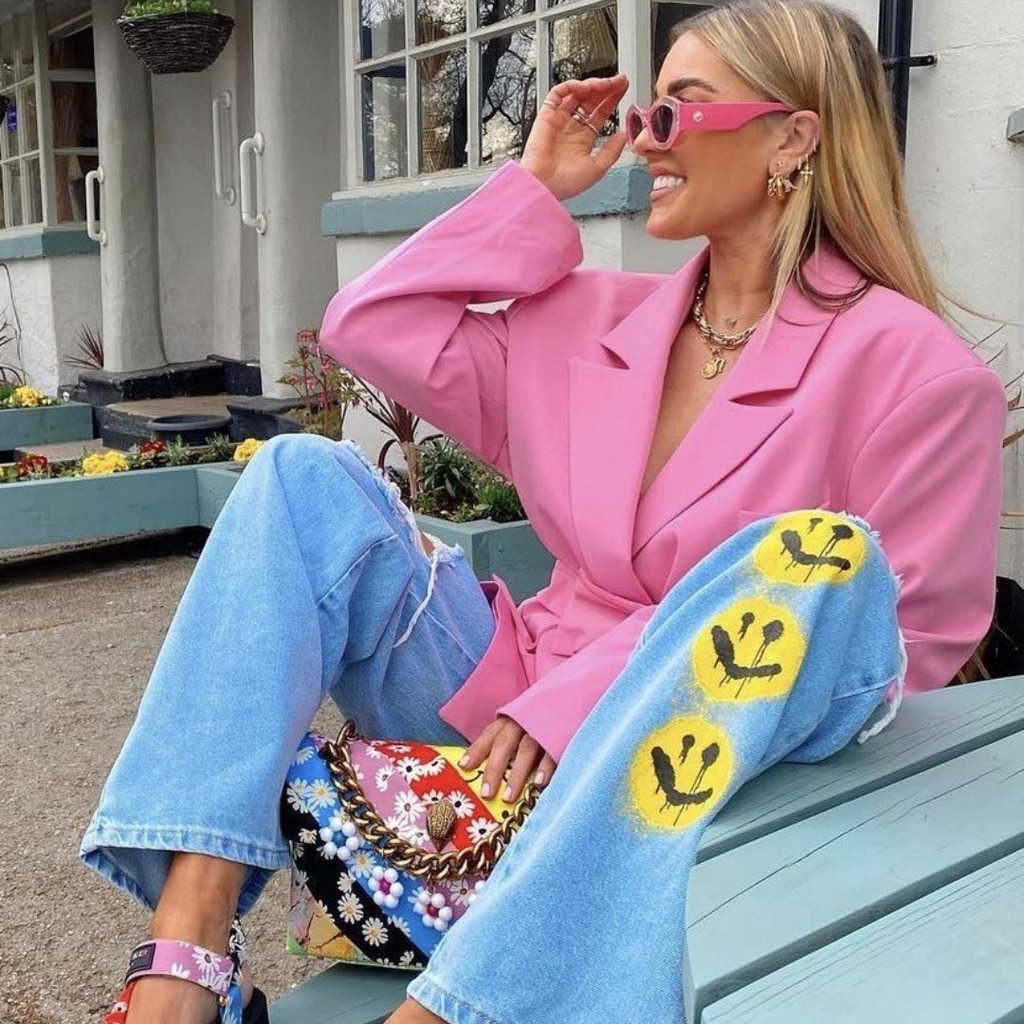 Baharın renklerini gardırobuna yansıtmak için harika bir fırsat! 🌸 Poshmall'daki 2. el seçenekleriyle, sürdürülebilir moda anlayışını benimseyerek, eski parçaları yeniden keşfedebilir ve yaratıcı bir stil elde edebilirsin. ⁣
⁣
Bu bahar, canlı renkler… instagr.am/p/CroWUwUMQxJ/