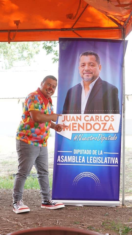 GANAOFICIAL's tweet photo. Sábado de mucha alegría y diversión en el marco de recaudación de fondos por parte de la ADESCO para desarrollar obras en pro de las familias de Colonia El Milagrito. 🎈🎊

🔸Diputado @jcmendozagana1 #SiempreCumpliendo
.
.
 #SomosGANA #LíderesNaranja #LaborComunitaria https://t.co/oD1hX63BAo
